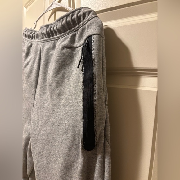 Nike tech fleece sweatpants, men’s size medium - Picture 4 of 6